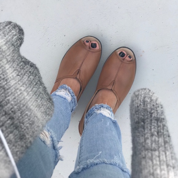 Cognac Leather Split Top Enclosed Wedge Pump - Picture 3 of 7